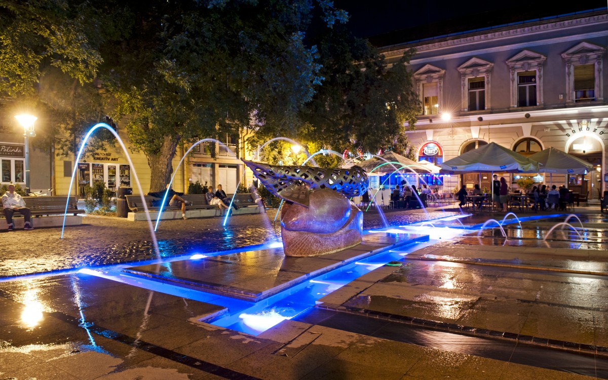 Debrecen Hal köz esti fényekkel